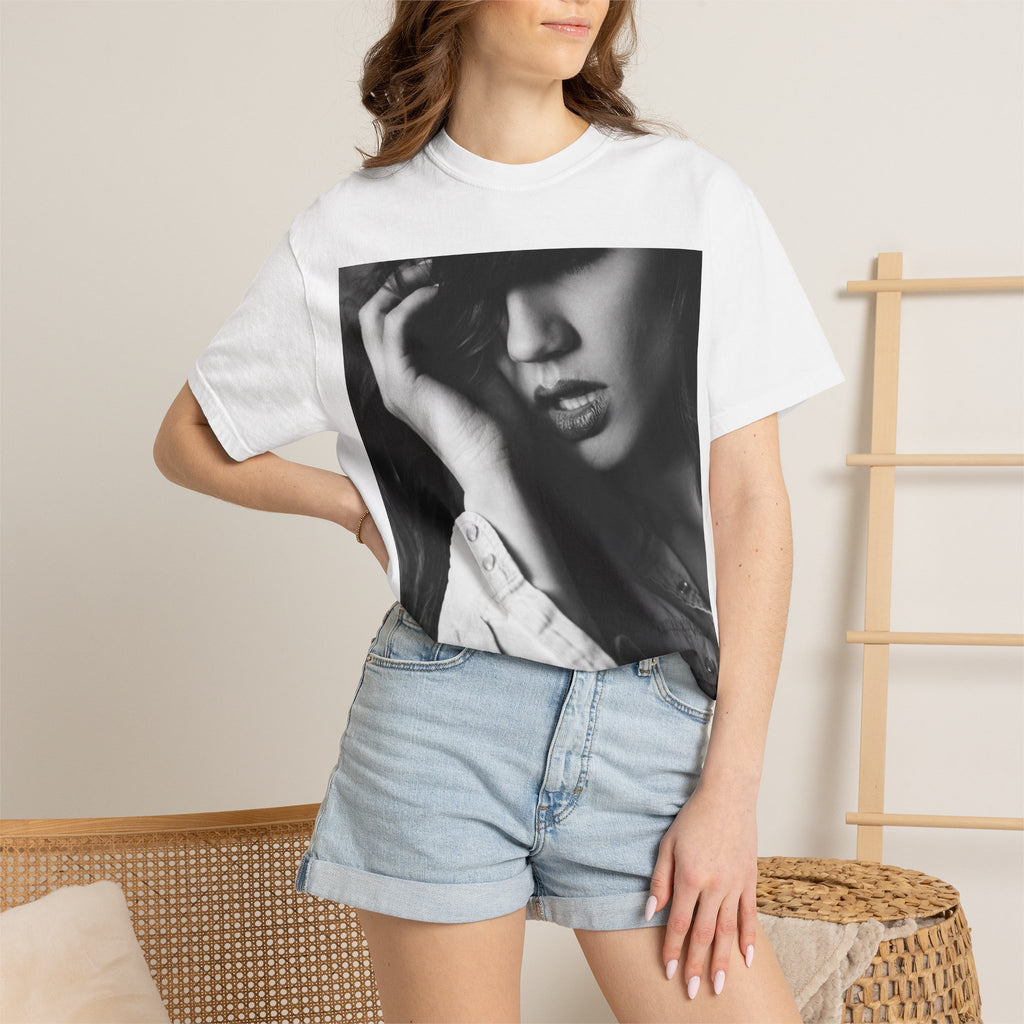 Who upset the model black and white printed tee