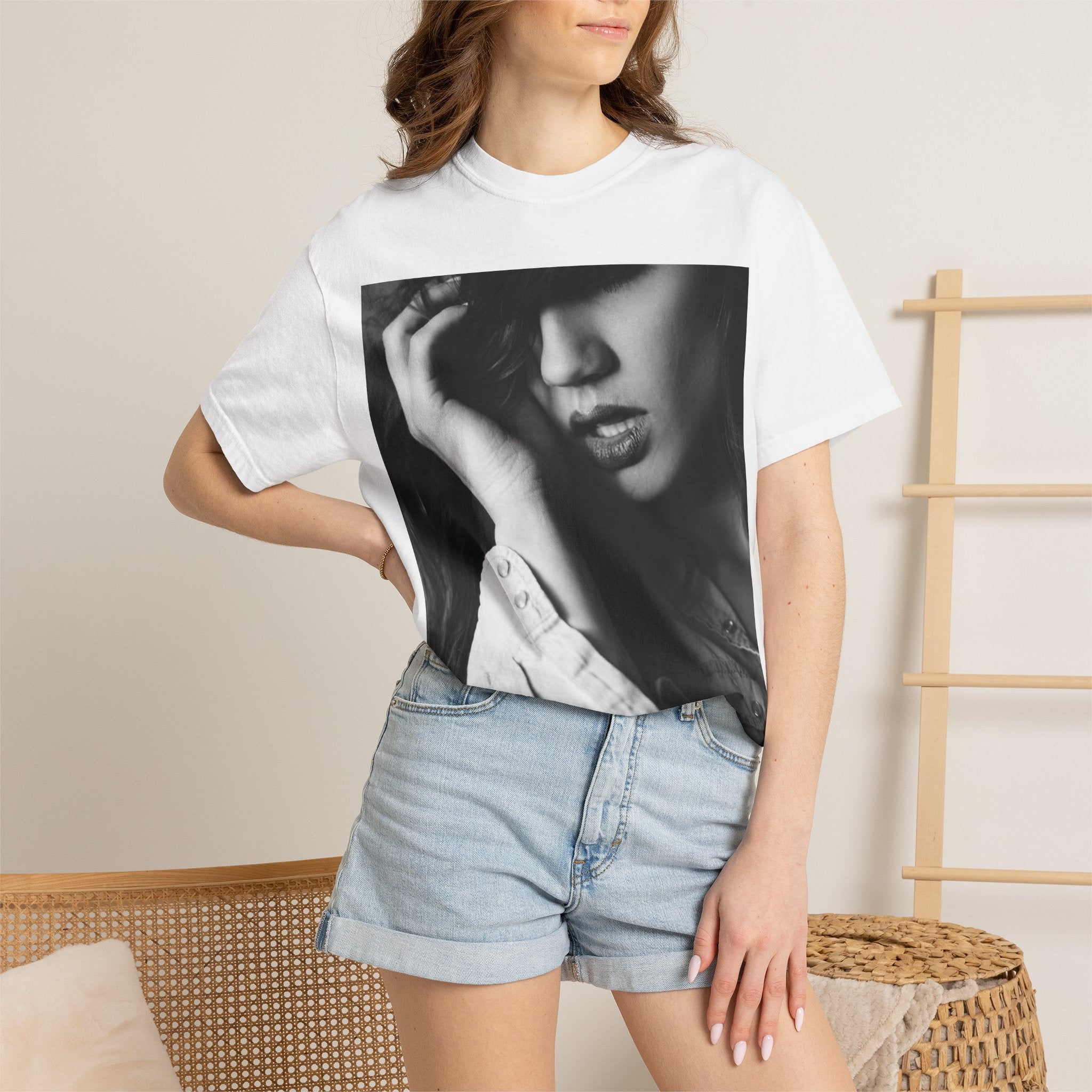 Who upset the model black and white printed tee