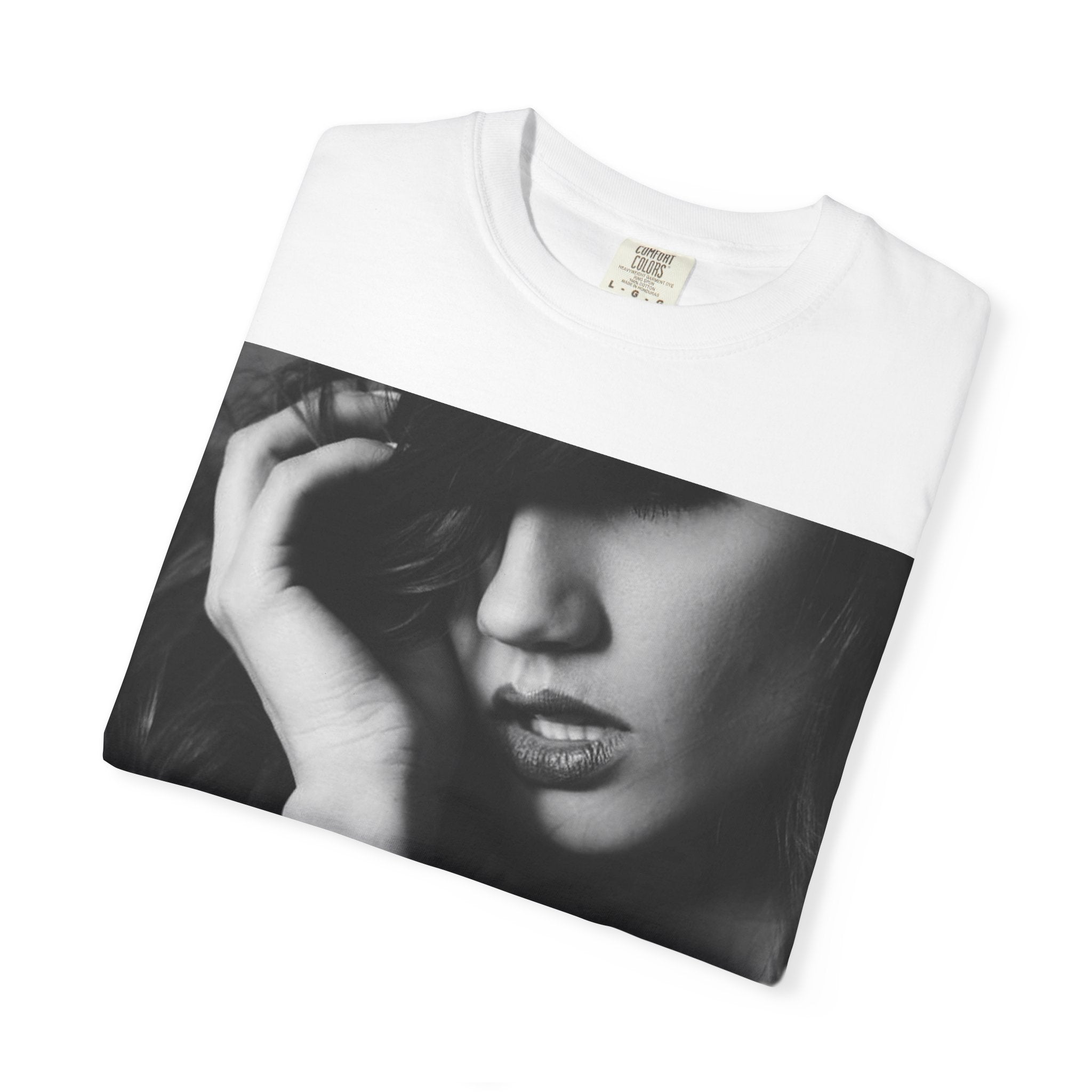 Who upset the model black and white printed tee