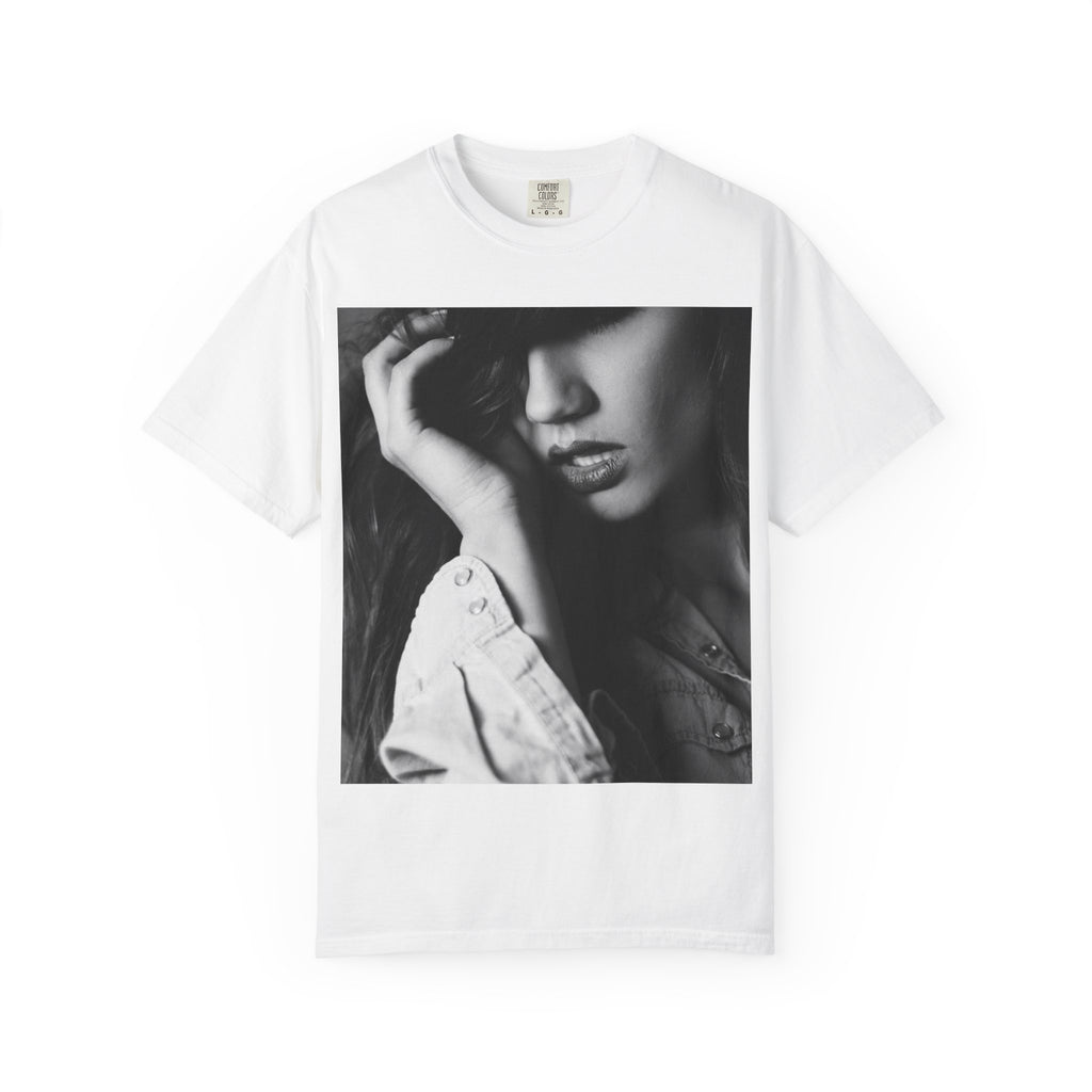 Who upset the model black and white printed tee